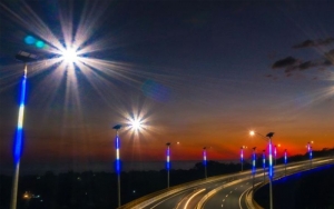 En el Salvador, Sistema de energía 100% solar alimenta luminaria en Camino a Surf City
