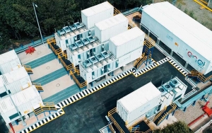 Este Sistema (BESS -Battery Energy Storage System- por sus siglas en inglés) instalado en Termozipa, representa un hito histórico para el sector, al permitir almacenar grandes cantidades de energía que podrán ser entregadas al sistema eléctrico nacional cuando éste lo requiera.
