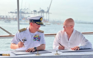 Comandante de la Armada de Colombia Almirante Francisco Cubides (Izq.) y vicepresidente Ejecutivo de Ecopetrol Alberto Consuegra (der.) durante la firma del convenio marco para liderar expediciones científicas por las aguas del Caribe, el océano Pacífico y la Antártida